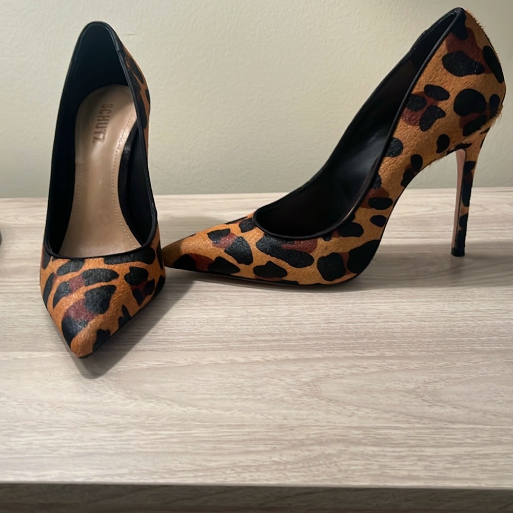 Leopard print Schutz pump